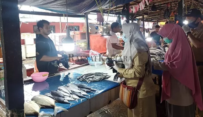 SIDAK IKAN: Tim monitoring BKIPM Tarakan melakukan pengambilan sampel ikan di pasar, Selasa (29/9).
