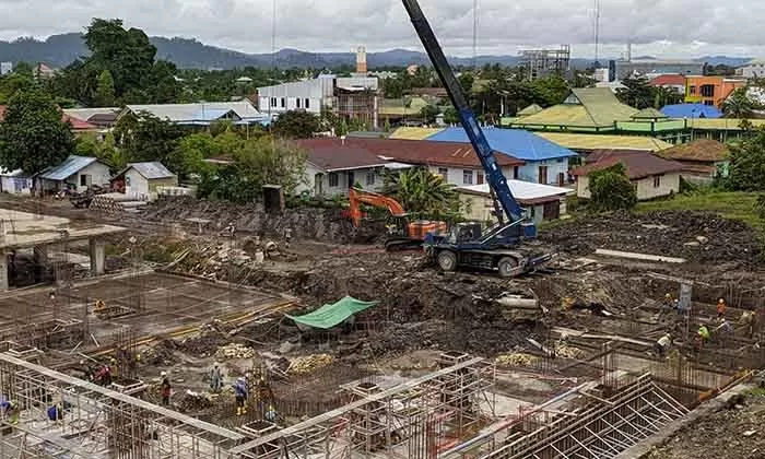 PENGERJAAN DIGENJOT: Pembangunan gedung Sekretariat Provinsi Kaltara yang masih proses pengerjaan saat ini tahap konstruksi.