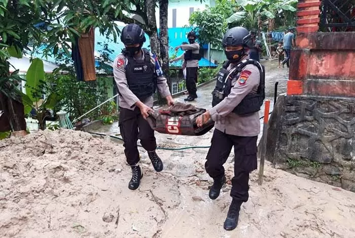 TEMUAN GRANAT: Unit Detasemen Gegana Satbrimob Polda Kaltara mengevakuasi satu granat nanas di Jalan Anggrek Kelurahan Karang Anyar, Selasa (29/9).