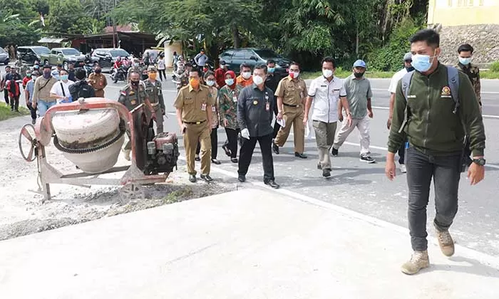 TINJAUAN : Pjs Gubernur Kaltara, H Teguh Setyabudi saat meninjau program jalan lingkungan di Nunukan, Selasa (29/9).