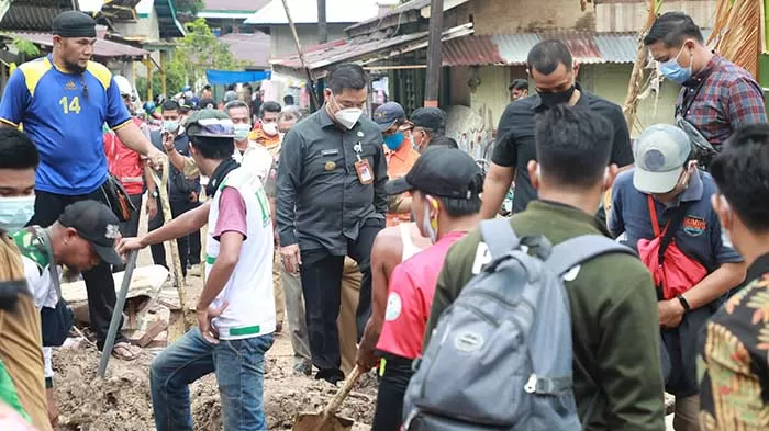 KEPEDULIAN : Pjs Gubernur Kaltara, H Teguh Setyabudi saat menyambangi korban tanah longsor di Tarakan, Selasa (29/9).