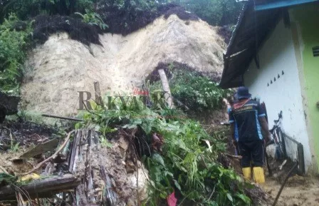 BENCANA LONGSOR: Rumah warga yang terkena dampak bencana tanah longsor yang terjadi di Tarakan pada Senin (28/9) lalu.