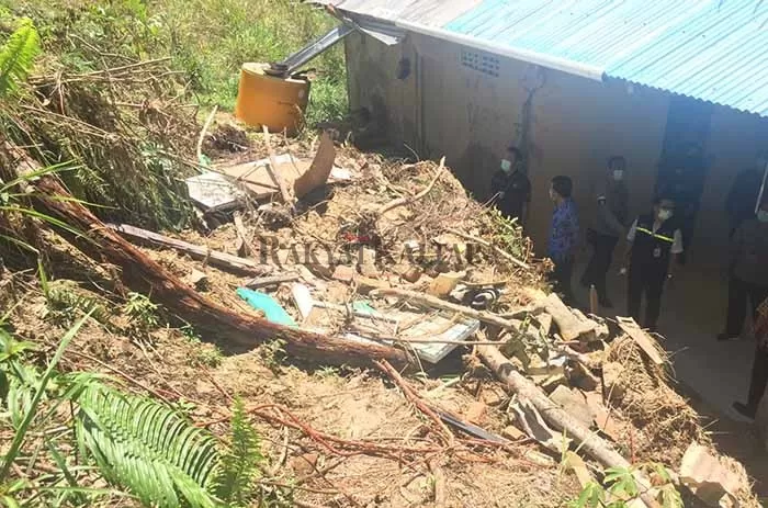 TERTIMBUN LONGSORAN: Kondisi rumah warga yang terkena tanah longsoran yang terjadi pada Senin (28/9) pekan lalu di Tarakan.