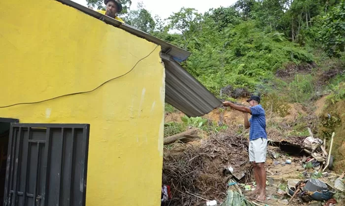 LONGSOR LAGI: Bencana tanah longsor kembali merusak rumah warga di Kelurahan Karang Anyar, Sabtu (3/10).