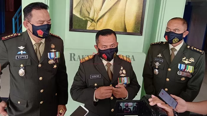 HUT TNI: Danrem 092/Mharajalila, Brigjen TNI Suratno (tengah) saat menjumpai awak media usai peringatan HUT ke 75 TNI, Senin (5/10).