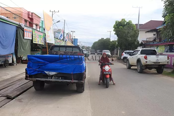 BADAN JALAN: Meski ruas Jalan Durian sudah dilebarkan, tapi masih banyak saja kendaraan roda empat memanfaatkan untuk lahan parkir dalam waktu yang lama, Senin (5/10).