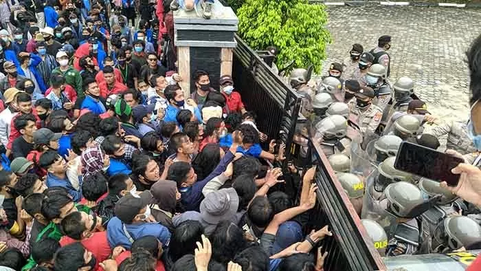 CABUT UU OMNIBUS LAW: Ratusan mahasiswa bentrok dengan aparat kepolisian saat memaksa masuk ke halaman Kantor DPRD Tarakan, Rabu (7/10).
