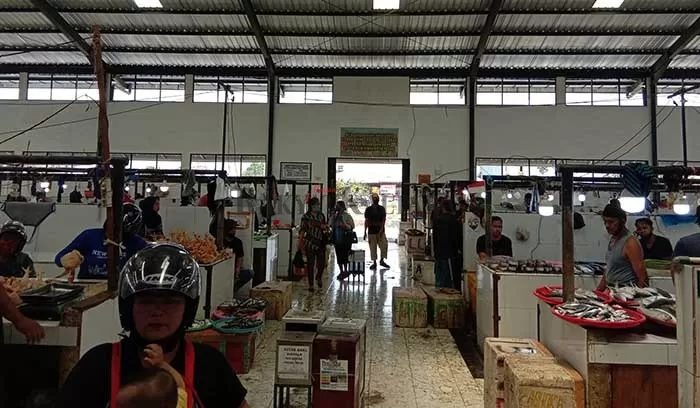 MASIH NORMAL: Aktivitas di Pasar Induk Tanjung Selor masih berjalan normal seperti hari biasanya, beberapa waktu lalu.
