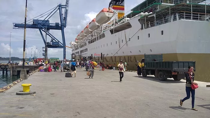 ALAMI PENURUNAN: Jumlah penumpang KM Lambelu yang merapat di Pelabuhan Malundung Tarakan mengalami penurunan, Selasa (6/10) lalu.