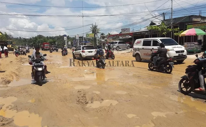 TERHAMBAT: Musim hujan disebut cukup menghambat proses penyelesaian kegiatan perbaikan Jalan Aki Balak.