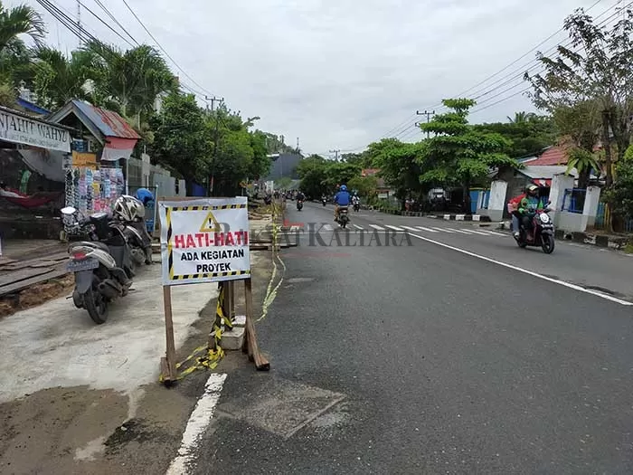 SEDANG DIKERJAKAN: Pemeliharaan ruas Jalan Jenderal Sudirman masih tahap pengerjaan.