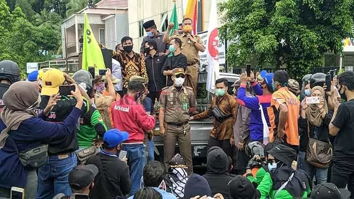 SAMPAIKAN ASPIRASI: Wali Kota Tarakan, Khairul ditengah penyampaian aspirasi buruh, Senin (12/10).