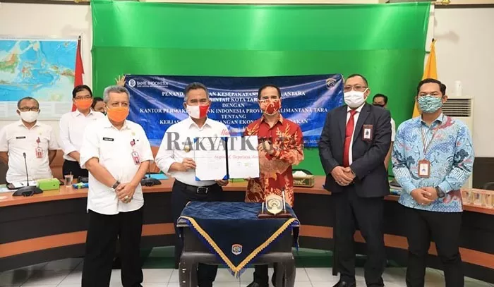 JALIN KERJASAMA: Wali Kota Tarakan Khairul bersama Kepala KPw BI Kaltara Yufrizal usai menandatangani MoU di ruang rapat Wali Kota, Rabu (14/10).