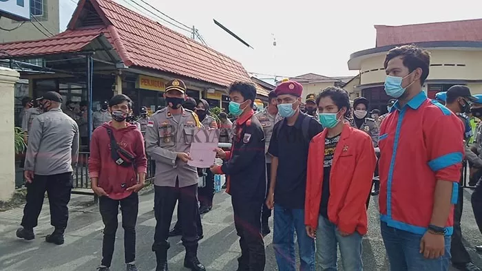JAMIN KEAMANAN AKTIVIS: Puluhan mahasiswa yang tergabung dalam GERAM Tarakan memaksa pihak kepolisian untuk memberikan jaminan tidak adanya penangkapan aktivis di Tarakan, Sabtu (17/10).