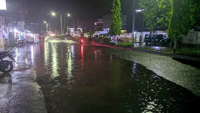 JALAN RAYA TERENDAM: Kondisi air laut yang pasang hingga ke jalan raya, terjadi di beberapa ruas jalan di Tarakan, tadi malam (19/10).
