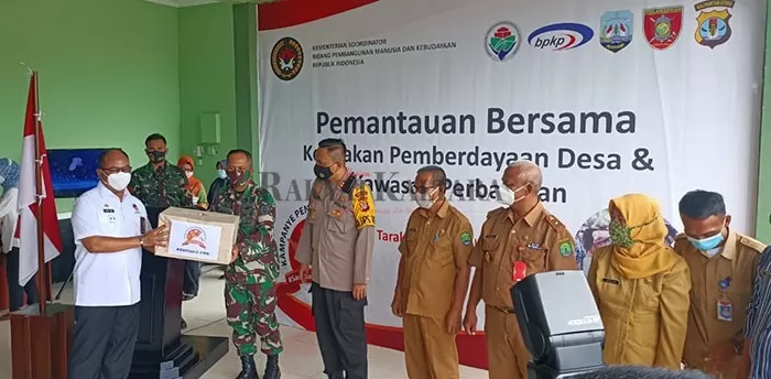 BAGIKAN MASKER: Salah seorang pejabat Kemenko PMK membagikan masker kepada Pemkot, dan TNI/Polri, Senin (29/10).