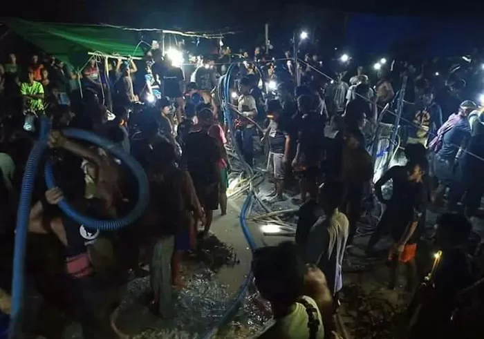 EVAKUASI: Proses evakuasi terhadap korban penambang emas ilegal yang meninggal dunia di Sekatak.