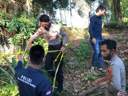 GARIS POLISI: Aparat kepolisian melakukan pemasangan garis polisi di Jalan Nusa Indah, Gunung Peningki, Kelurahan Karang Anyar, Rabu (21/10).