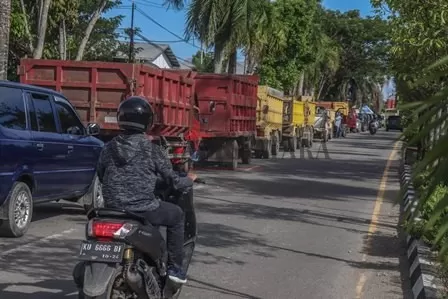ANTREAN MENGULAR: Puluhan kendaraan saat mengantre Bahan Bakar Minyak (BBM) di SPBU Jalan Sengkawit, Tanjung Selor, Kamis (22/10).