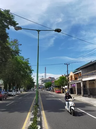 ANGGARAN TAHUN DEPAN: Sepanjang Jalan Yos Sudarso sudah dipasangi lampu penerangan jalan umum, meski untuk perawatan baru dianggarkan tahun depan.