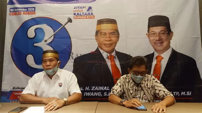 KONFERENSI PERS: Zainal Arifin Paliwang (kiri) memberikan keterangan pers di Tarakan, Jumat (23/10), menanggapi laporan Padly ke Bawaslu Kaltara.