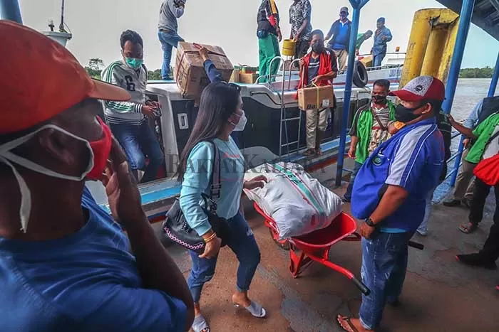 TIBA DI TANJUNG SELOR: Penumpang speedboat dari Tarakan saat sandar di Pelabuhan Kayan II Tanjung Selor, Jumat (23/10).