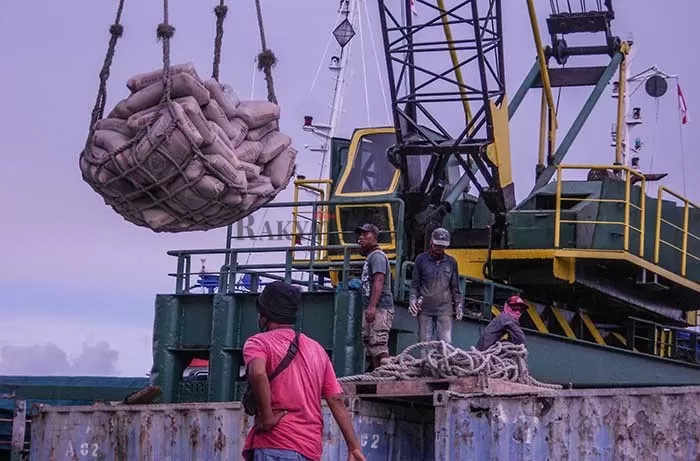PEREKONOMIAN: Buruh saat melakukan kegiatan bongkar muat dari kapal kontainer di Pelabuhan Kayan I, Tanjung Selor saat diabadikan media ini pada 25 April lalu.