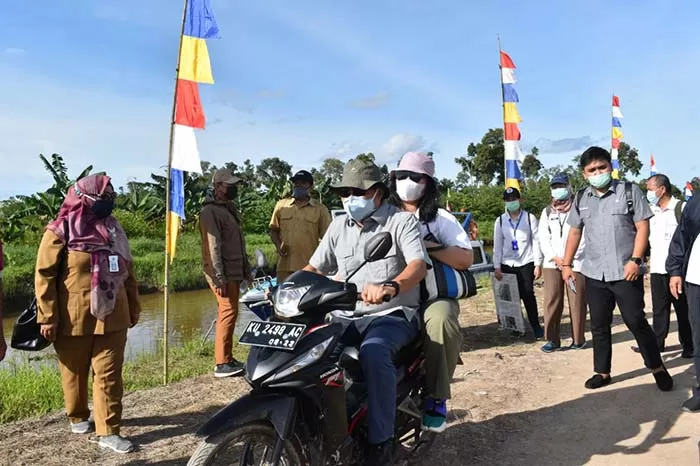 PENINJAUAN: Kementerian Desa PDTT dan Staf Ahli Utama KSP lakukan peninjauan dan pantauan langsung di SP3, Tanjung Buka, Bulungan, Senin (26/10) lalu.
