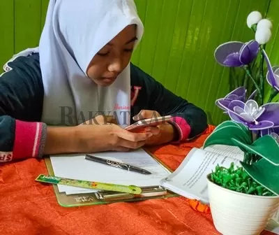 DARING: Wahyuni siswa SMAN 1 Tanjung Selor kelas XII saat belajar daring di rumahnya, yang diabadikan media ini beberapa waktu lalu.
