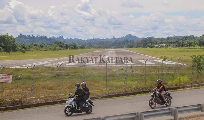 TUNGGU LAHAN SIAP: Runway Bandara Tanjung Harapan bakal diperpanjang hingga 2.500 meter.