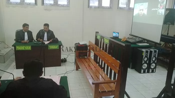 KASUS SABU: Terdakwa Mario Attihuta saat mendengar tuntutan dari Jaksa Penuntut Umum melalui sidang virtual di Pengadilan Negeri Tarakan, Rabu (4/11).