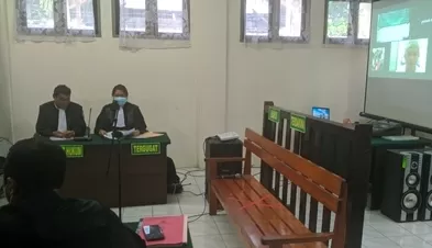 PENCUCIAN UANG: Hendro Setiawan (kanan) mendengarkan dakwaan Jaksa Penuntut Umu dalam sidang secara virtual di Pengadilan Negeri Tarakan, Jumat (6/11).