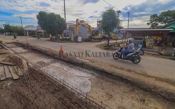 PERTUMBUHAN EKONOMI : Kegiatan konstruksi berupa pelebaran badan jalan Durian di Tanjung Selor, turut melecut pertumbuhan ekonomi di Kaltara.