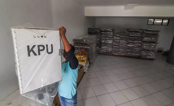 JELANG PILKADA: Kotak suara pilkada di Bulungan telah tiba di gudang logistik KPU yang bertempat di Dome Center Bulungan, Jumat (13/11).