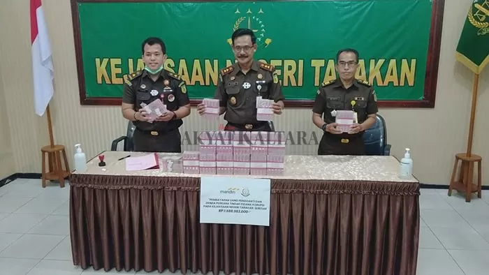 SERAHKAN UANG PENGGANTI: Kepala Kejaksaan Negeri Tarakan, Fatkhuri (tengah) saat memeperlihatkan uang pengganti dari terpidana kasus korupsi Liem Budi Santoso, Senin (16/11).