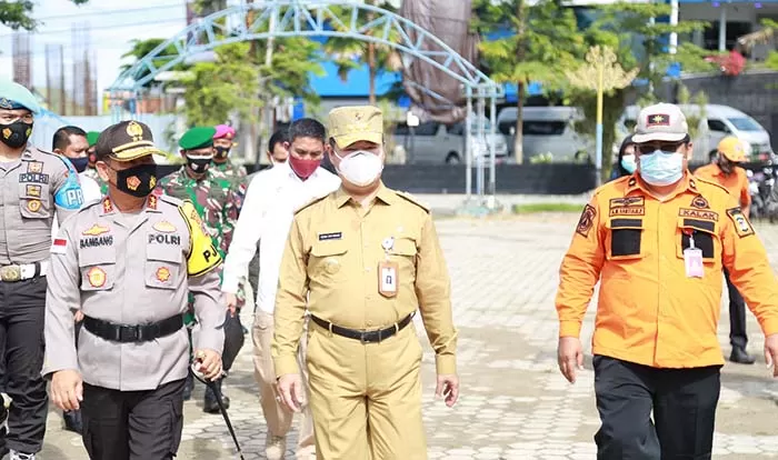 Pjs Gubernur Kaltara Teguh Setyabudi menjadi inspektur Apel Gelar Pasukan Siaga Bencana dan Kesiapan Pengamanan Pilkada Serentak 2020 di Lapangan Agathis, Selasa (17/11).