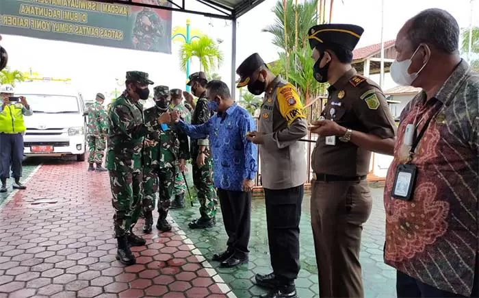 KE PERBATASAN: Pangdam II/Sriwijaya Mayjen TNI Agus Suhardi (kiri) tiba di bandara Juwata, Selasa (17/11).