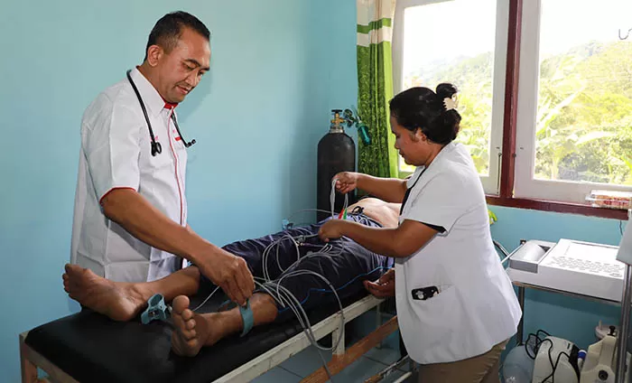 LAYANAN KESEHATAN: Kegiatan pelayanan pengobatan gratis, Dokter Terbang di salah satu kecamatan di Kaltara, belum lama ini.