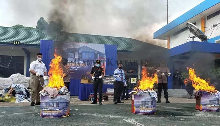 DIMUSNAHKAN: Baju bekas dimusnahkan dengan cara dibakar hasil pengungkapan Kantor Pengawasan dan Pelayanan Bea dan Cukai Tipe Madya Pabean B Tarakan.