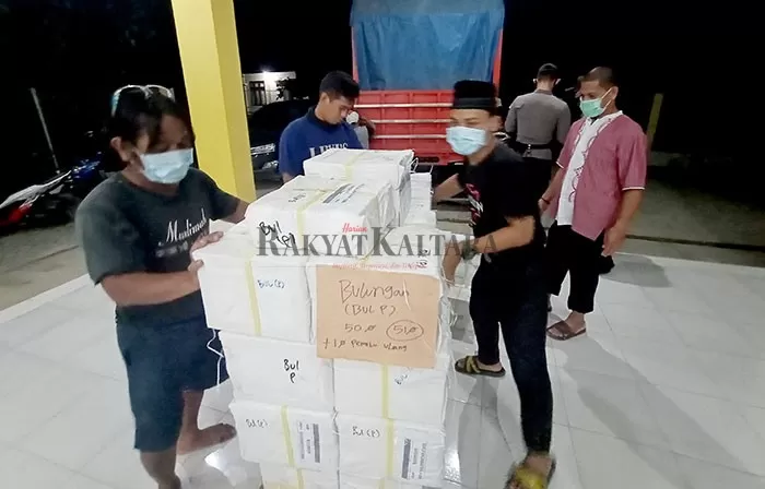 TIBA: Pendistribusian surat suara Pilkada 2020 saat tiba di gedung penyimpanan, Rabu (18/11) malam.