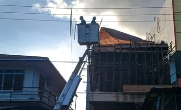 MAKAN KORBAN: Petugas PLN melakukan pengecekan jaringan listrik di Jalan Ki Hajar Dewantara, Tarakan Tengah, Sabtu (21/11).