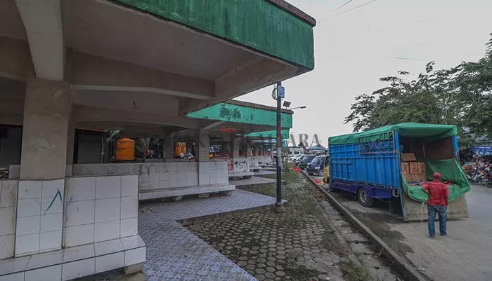 TIDAK TERAWAT: Halte yang berada di belakang pasar induk, Tanjung Selor hingga kini tidak digunakan, Senin (23/11).