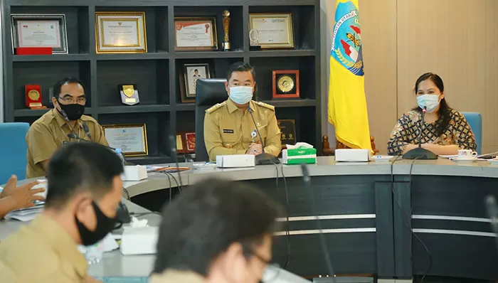 MONEV: Pjs Gubernur Kaltara, Teguh Setyabudi saat menghadiri Monev Capaian Rencana Aksi Pencegahan Korupsi Terintegrasi, Senin (23/11).