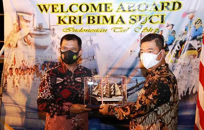 MALAM KESENIAN: Pjs Gubernur Kaltara, Teguh Setyabudi menerima cinderamata dari Pangkoarmada II Laksma TNI ING Sudihartawan pada Malam Kesenian di KRI Bima Suci, Senin (23/11).