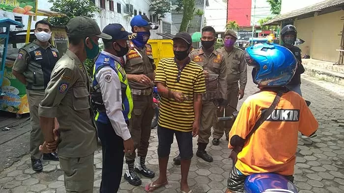 PENGAWASAN JUKIR LIAR: Petugas gabungan saat mendapati jukir liar di Jalan Niaga, Kelurahan Karang Balik, Tarakan Tengah, Selasa (24/11).