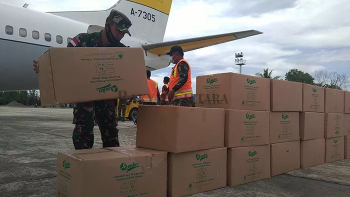 PENDISTRIBUSIAN APD: Personel TNI AU menurunkan 132 koli APD di landasan pacu Lanud Anang Busra Tarakan, Selasa (24/11).