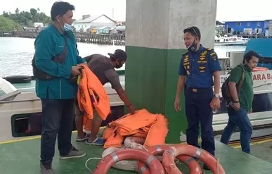 UJI PETIK: Petugas KSOP Tarakan menyita 26 life jacket milik speedboat reguler di Pelabuhan Tengkayu I Tarakan, Rabu (25/11).