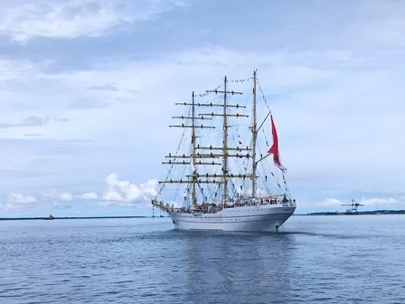 LANJUTKAN PERJALANAN: KRI Bima Suci meninggalkan Tarakan dan kembali berlayar menuju Kota Sorong dari dermaga Mako Lantamal XIII Tarakan, kemarin (25/11).