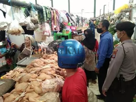 BELUM PATUH: Pedagang Pasar Induk Tanjung Selor masih ada yang belum menerapkan protokol kesehatan, seperti tidak mengenakan masker.