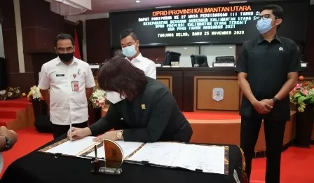 KUA PPAS: Kesepakatan bersama terkait KUA PPAS yang ditandatangani Ketua DPRD kaltara Norhayati Andris, kemarin (25/11).